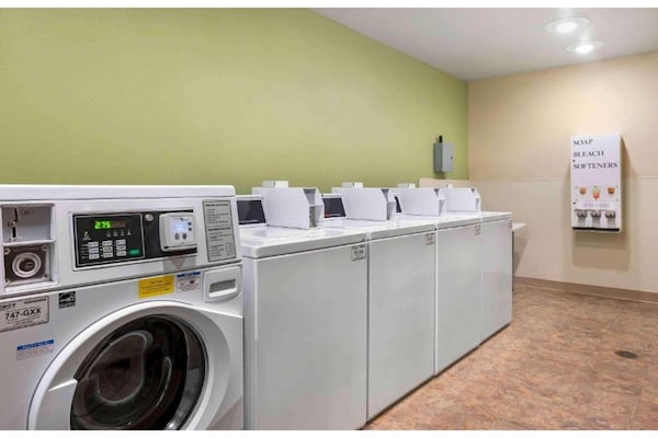 Foto van Relax Full Bed, Nsmk| Kitchen|Studio 6 Sharonville - Facilities