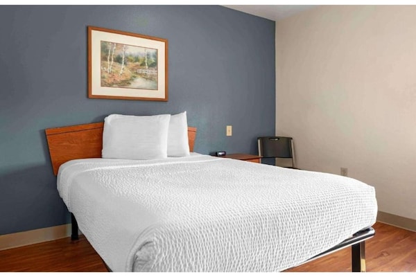 Foto van Relax Full Bed, Nsmk| Kitchen|Studio 6 Sharonville - BedRoom