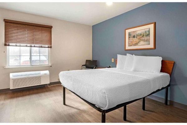 Foto van Relax Full Bed, Nsmk| Kitchen|Studio 6 Sharonville - BedRoom