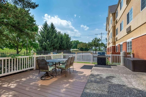 Foto van 1 Queensize Bed | Niet-roken, Keuken, Slaapbank - Vakantiehuis in Philadelphia - ExteriorSummer