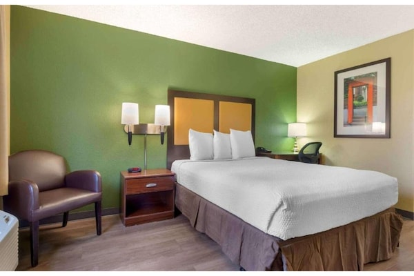 Foto van 1 queen bed | ADA/RI douche, niet-roken, keuken - Vakantiehuis in Seattle - BedRoom