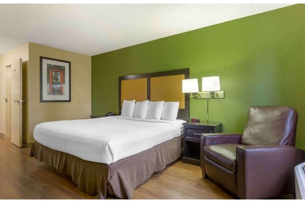 Foto van 1 queen bed | ADA/RI douche, niet-roken, keuken - Vakantiehuis in Seattle - BedRoom