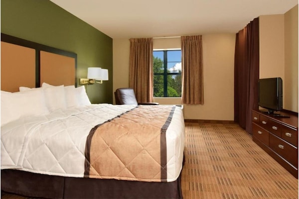 Foto van 1 queen bed | ADA/RI douche, niet-roken, keuken - Vakantiehuis in Seattle - BedRoom