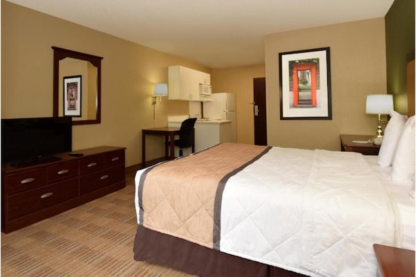 Foto van 1 queen bed | ADA/RI douche, niet-roken, keuken - Vakantiehuis in Seattle - BedRoom