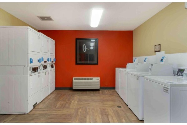 Foto van 1 queen bed | ADA/RI douche, niet-roken, keuken - Vakantiehuis in Seattle - Facilities