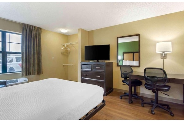 Foto van 1 queen bed | ADA/RI douche, niet-roken, keuken - Vakantiehuis in Seattle - BedRoom
