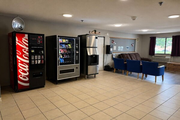 Foto van 2 tweepersoonsbedden | Rookvrij - Vakantiehuis in Coldwater, MI - HallReception