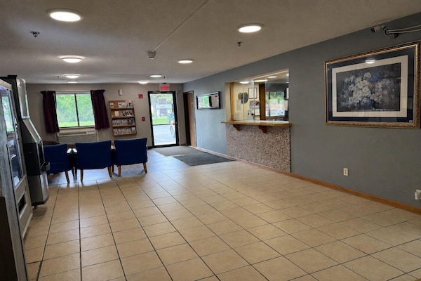 Foto van 2 tweepersoonsbedden | Rookvrij - Vakantiehuis in Coldwater, MI - HallReception