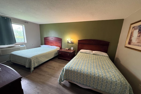 Foto van 2 tweepersoonsbedden | Rookvrij - Vakantiehuis in Coldwater, MI - BedRoom