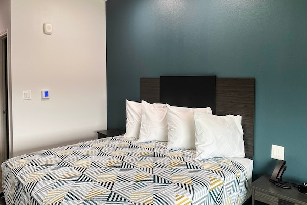 Foto van 1 kingsize bed|Mobil Acc|RI Shwr|Keuken - Vakantiehuis in Houston - BedRoom