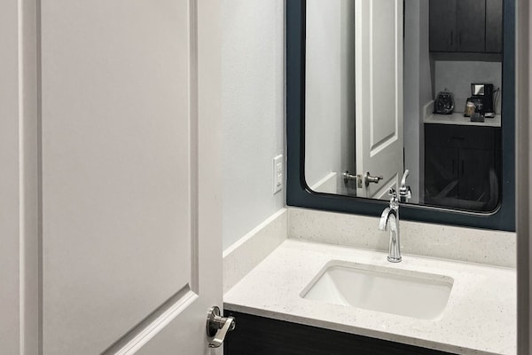 Foto van 1 kingsize bed|Mobil Acc|RI Shwr|Keuken - Vakantiehuis in Houston - BathRoom
