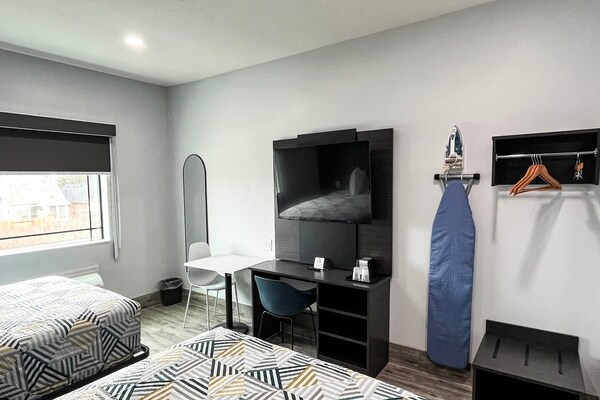 Foto van 2 tweepersoonsbedden (queensize) | Niet-roken, koelkast - BedRoom