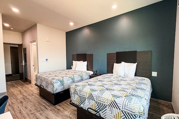 Foto van 2 tweepersoonsbedden (queensize) | Niet-roken, koelkast - BedRoom