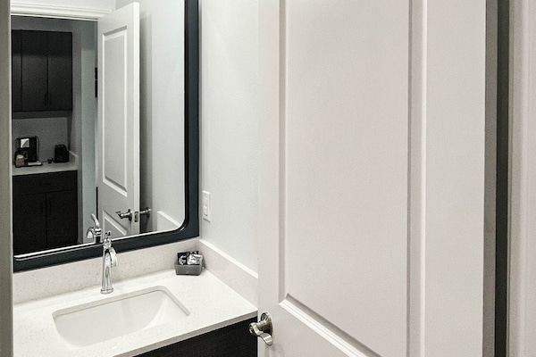 Foto van 2 tweepersoonsbedden (queensize) | Niet-roken, koelkast - BathRoom