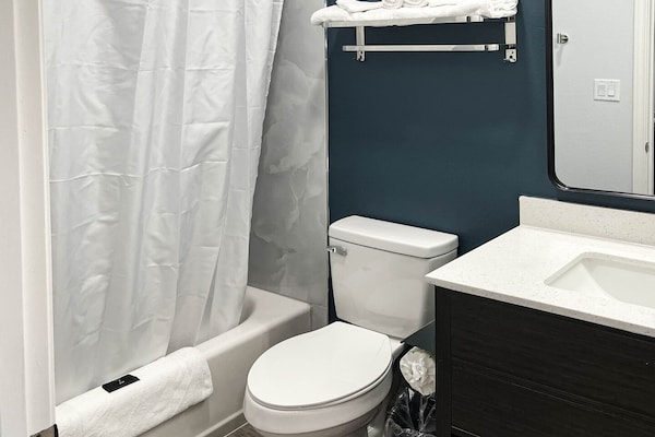 Foto van 2 tweepersoonsbedden (queensize) | Niet-roken, koelkast - BathRoom