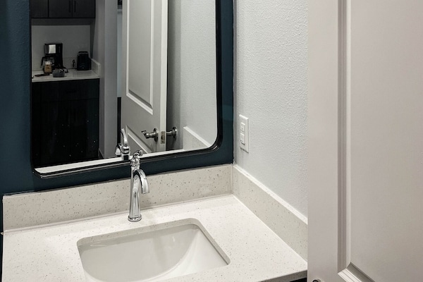 Foto van 2 tweepersoonsbedden (queensize) | Niet-roken, koelkast - BathRoom