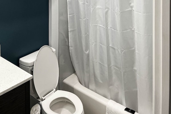Foto van 2 tweepersoonsbedden (queensize) | Niet-roken, koelkast - BathRoom
