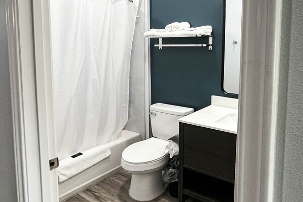 Foto van 2 tweepersoonsbedden (queensize) | Niet-roken, koelkast - BathRoom