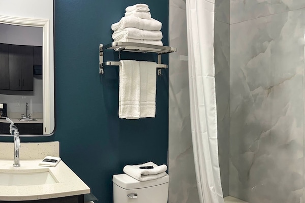 Foto van 2 tweepersoonsbedden|Toegankelijk voor mindervaliden|RI-badkamer|Keuken - BathRoom