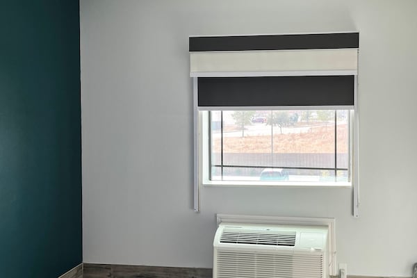 Foto van 2 tweepersoonsbedden|Toegankelijk voor mindervaliden|RI-badkamer|Keuken - BathRoom