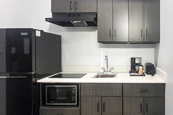 Foto van 2 tweepersoonsbedden|Toegankelijk voor mindervaliden|RI-badkamer|Keuken - Kitchen