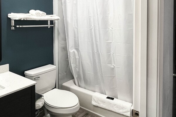 Foto van 2 tweepersoonsbedden | Rookvrij, Keuken - Vakantiehuis in Houston - BathRoom