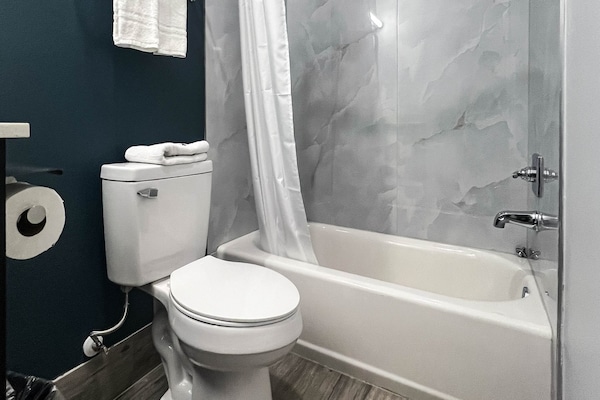 Foto van 2 tweepersoonsbedden | Rookvrij, Keuken - Vakantiehuis in Houston - BathRoom