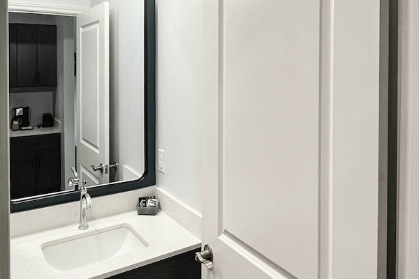 Foto van 2 tweepersoonsbedden | Rookvrij, Keuken - Vakantiehuis in Houston - BathRoom