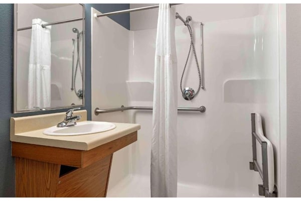 Foto van 1 tweepersoonsbed | Rookvrij, Keuken - Vakantiehuis in Cincinnati OH - BathRoom