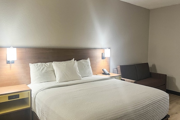 Foto van 1 tweepersoonsbed (queensize) | NSMK, koelkast, slaapbank - BedRoom