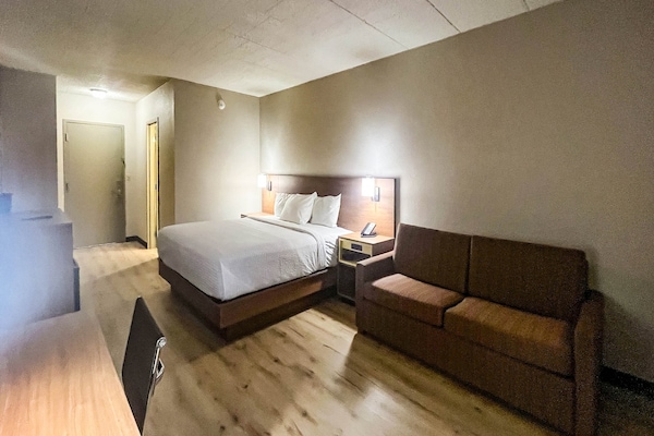 Foto van 1 tweepersoonsbed (queensize) | NSMK, koelkast, slaapbank - BedRoom