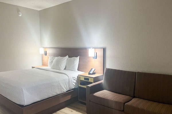 Foto van 1 tweepersoonsbed (queensize) | NSMK, koelkast, slaapbank - BedRoom