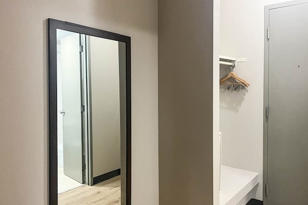 Foto van 1 tweepersoonsbed (queensize) | NSMK, koelkast, slaapbank - BedRoom