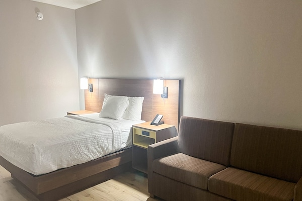 Foto van 1 tweepersoonsbed (queensize) | NSMK, koelkast, slaapbank - BedRoom