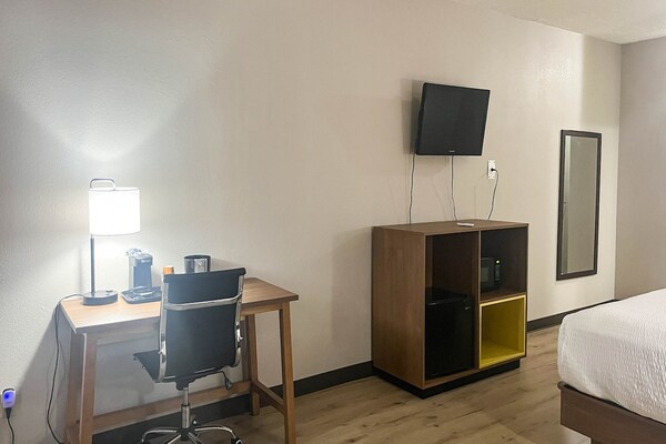 Foto van 1 tweepersoonsbed (queensize) | NSMK, koelkast, slaapbank - BedRoom