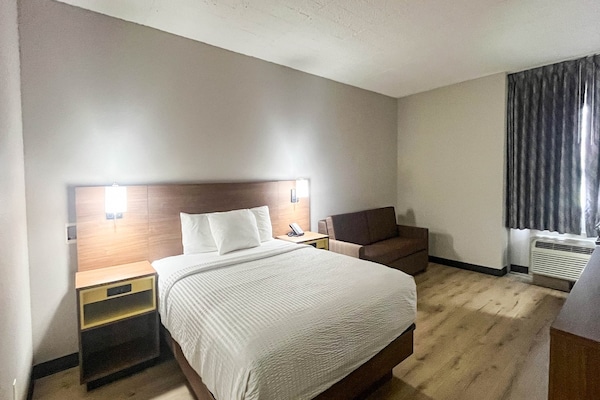 Foto van 1 tweepersoonsbed (queensize) | NSMK, koelkast, slaapbank - BedRoom