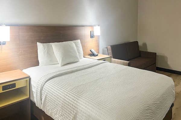 Foto van 1 tweepersoonsbed (queensize) | NSMK, koelkast, slaapbank - BedRoom
