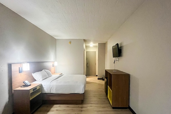 Foto van 1 tweepersoonsbed (queensize) | Niet-roken, koelkast (Micfridge) - BedRoom