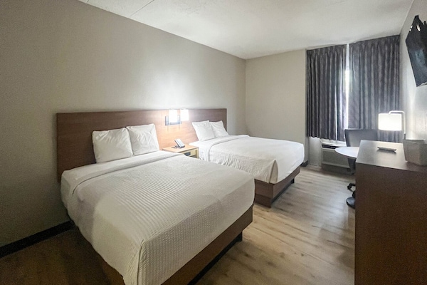 Foto van 2 tweepersoonsbedden (queensize) | Niet-roken, koelkast (Micfridge) - BedRoom
