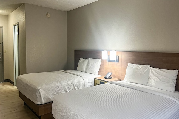 Foto van 2 tweepersoonsbedden (queensize) | Niet-roken, koelkast (Micfridge) - BedRoom