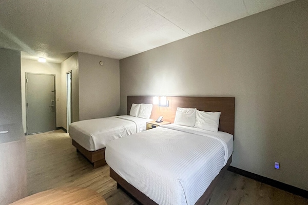 Foto van 2 tweepersoonsbedden (queensize) | Niet-roken, koelkast (Micfridge) - BedRoom