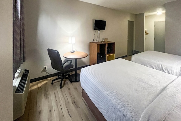 Foto van 2 tweepersoonsbedden (queensize) | Niet-roken, koelkast (Micfridge) - BedRoom