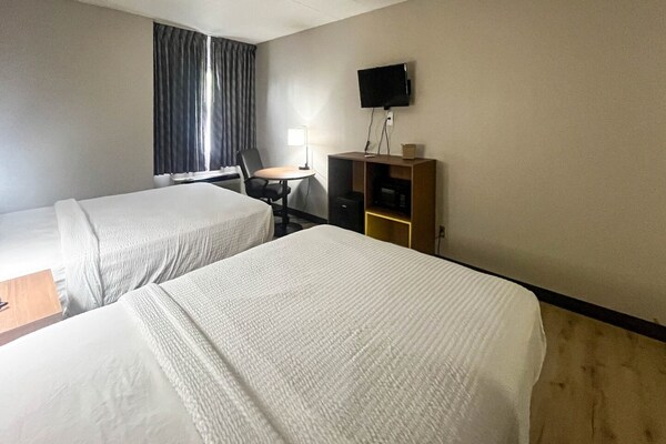Foto van 2 tweepersoonsbedden (queensize) | Niet-roken, koelkast (Micfridge) - BedRoom