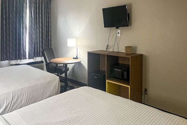 Foto van 2 tweepersoonsbedden (queensize) | Niet-roken, koelkast (Micfridge) - BedRoom