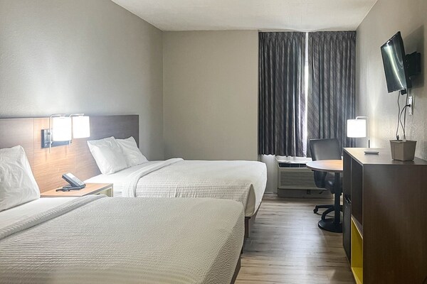 Foto van 2 tweepersoonsbedden (queensize) | Niet-roken, koelkast (Micfridge) - BedRoom