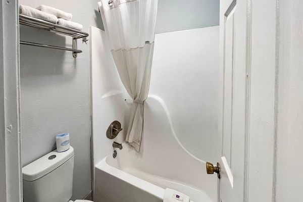 Foto van 1 kingsize bed | Roken toegestaan, koelkast aanwezig - BathRoom