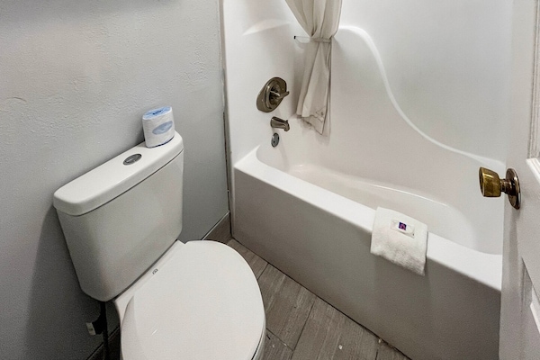 Foto van 1 kingsize bed | Roken toegestaan, koelkast aanwezig - BathRoom
