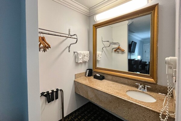 Foto van 2 tweepersoonsbedden (queensize) | Niet-roken, koelkast (Micfridge) - BathRoom