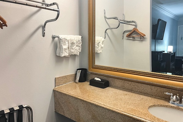 Foto van 2 tweepersoonsbedden (queensize) | Niet-roken, koelkast (Micfridge) - BathRoom