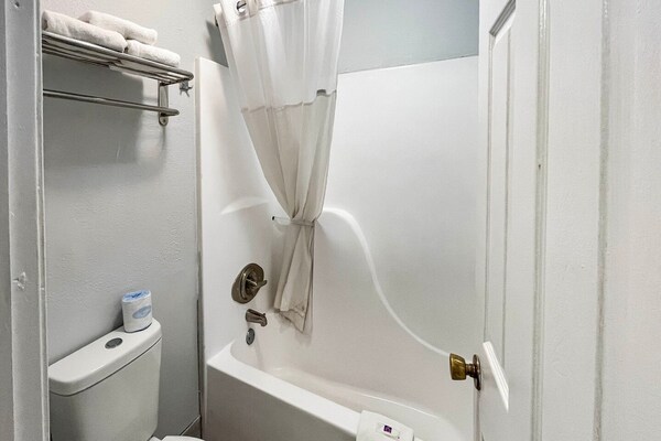 Foto van 2 tweepersoonsbedden (queensize) | Niet-roken, koelkast (Micfridge) - BathRoom